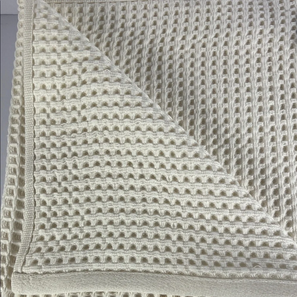 Hotel Balfour Bath Towel Set Off White Lightweight Waffle Texture Set of 2 NEW